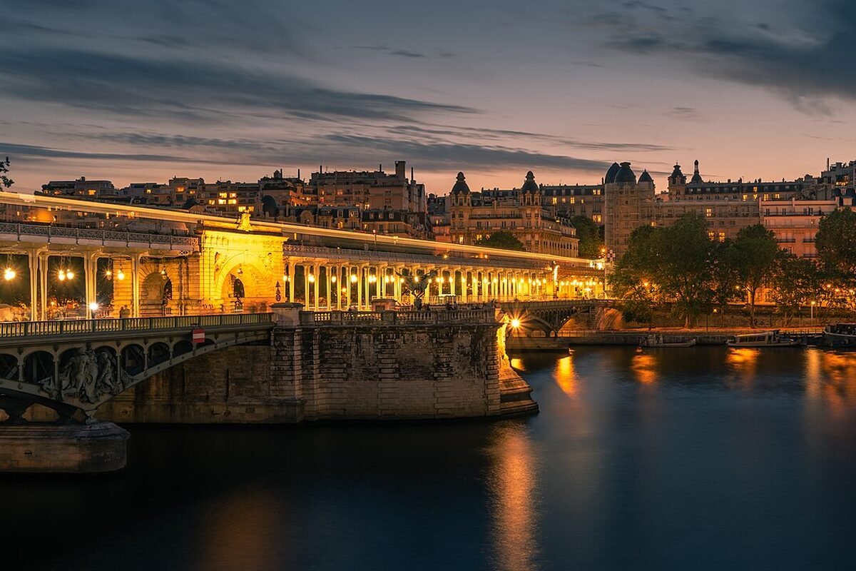 Pont de Bir-Hakeim over the Seine at dusk, Paris