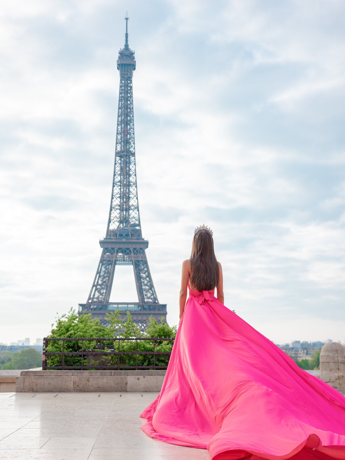 Un drammatico servizio fotografico con flying dress couture vicino a un iconico monumento di Parigi — Glam In Paris
