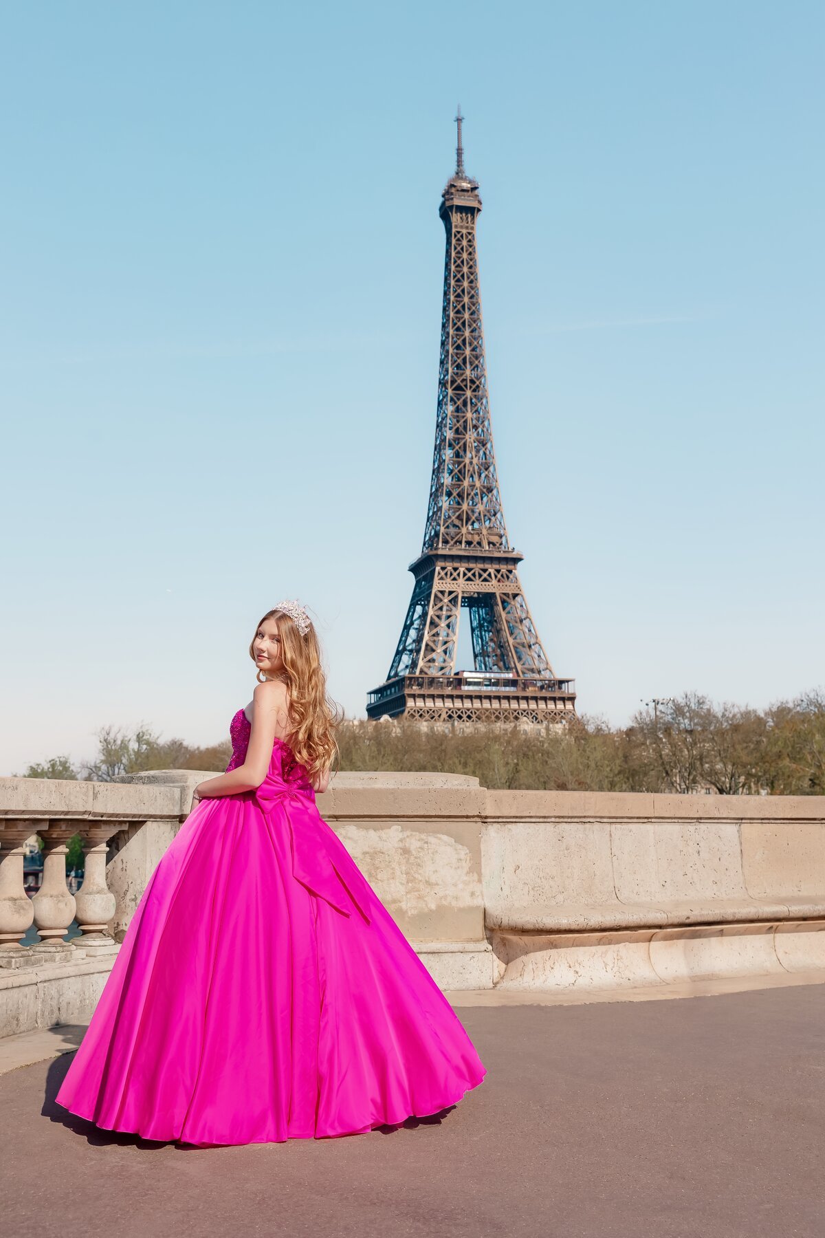 Фотосессия в бальном платье для кинсеаньеры в Париже — Glam In Paris