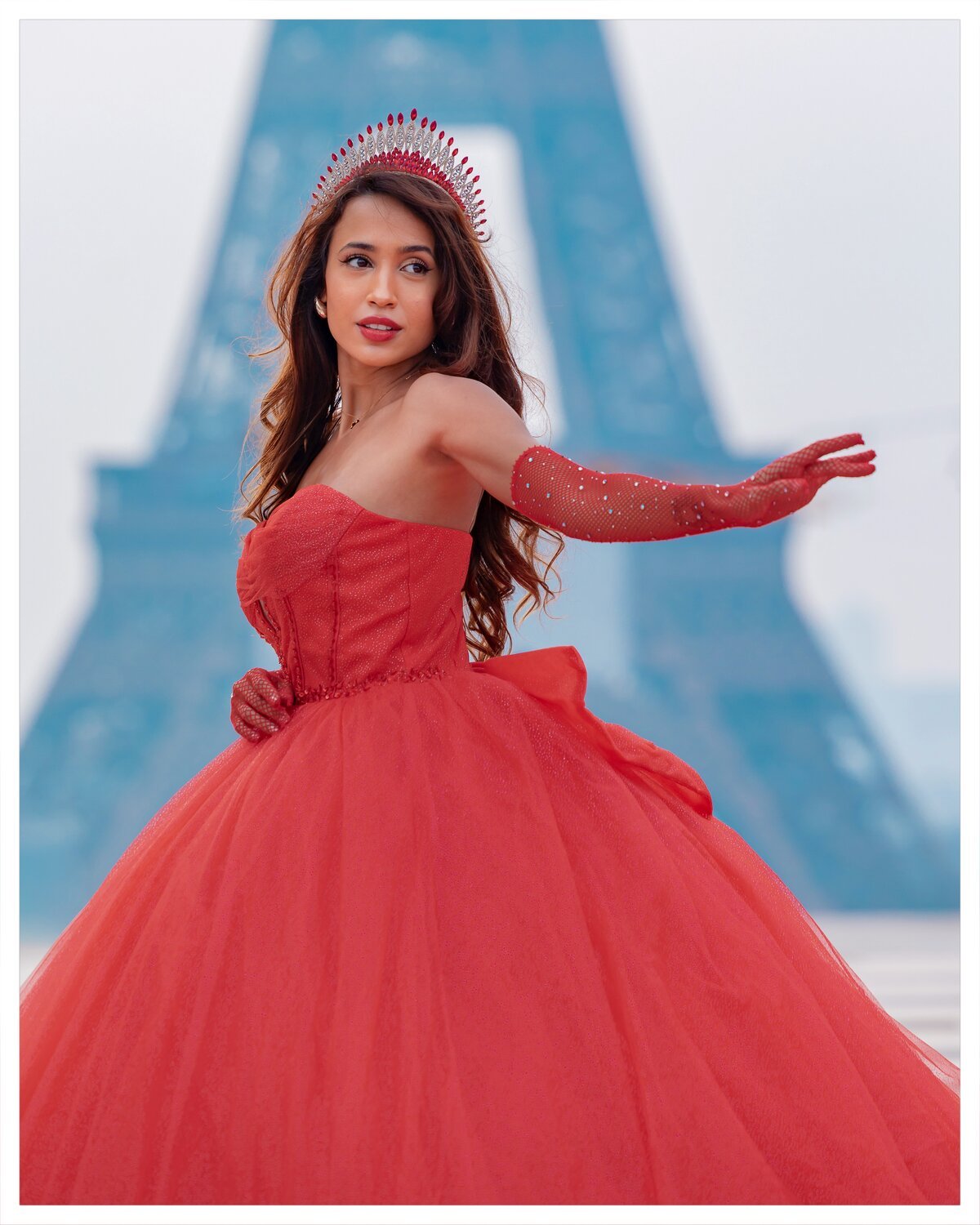 Платье из фатина с воланами во время стилизованной парижской фотосессии — Glam In Paris